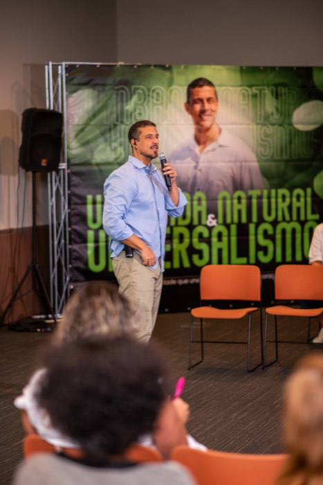 Ricardo Di Napoli em conversa, ambiente de palestra