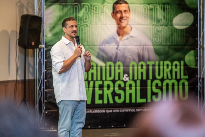 Ricardo Di Napoli falando ao microfone