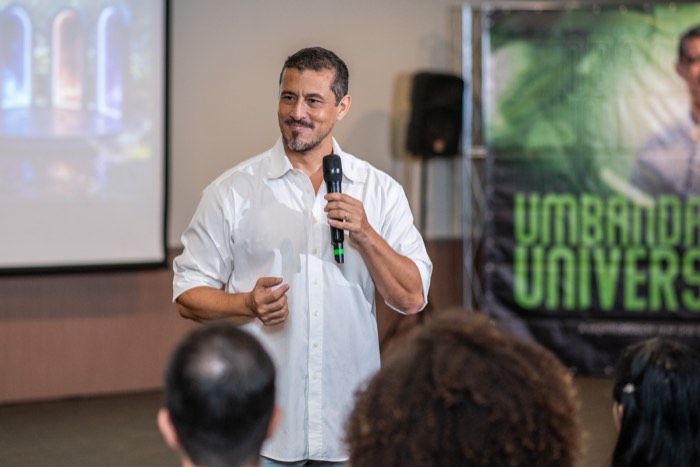Ricardo Di Napoli falando ao microfone no Congresso Arandu