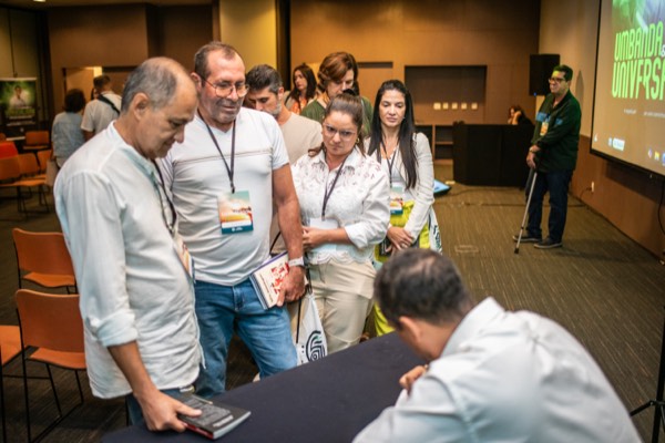 Ricardo Di Napoli autografando livro para um aluno