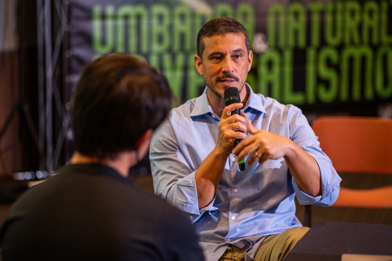 Ricardo Di Napoli em conversa, expressão pensativa