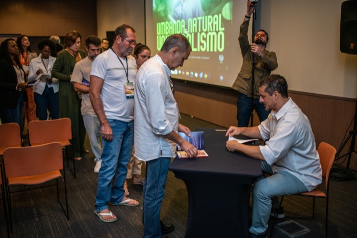 Ricardo Di Napoli autografando livro para um aluno